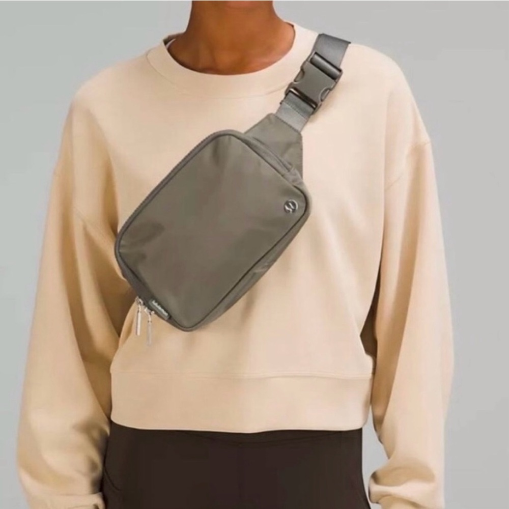 🆕  NEW Lululemon Everywhere Belt Bag Light Sage Green LARGE - Picture 2 of 8